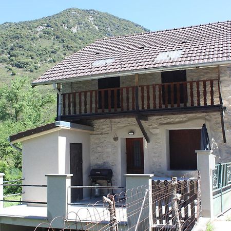 Maison de charme calme entourée de montagne Ussat Esterno foto