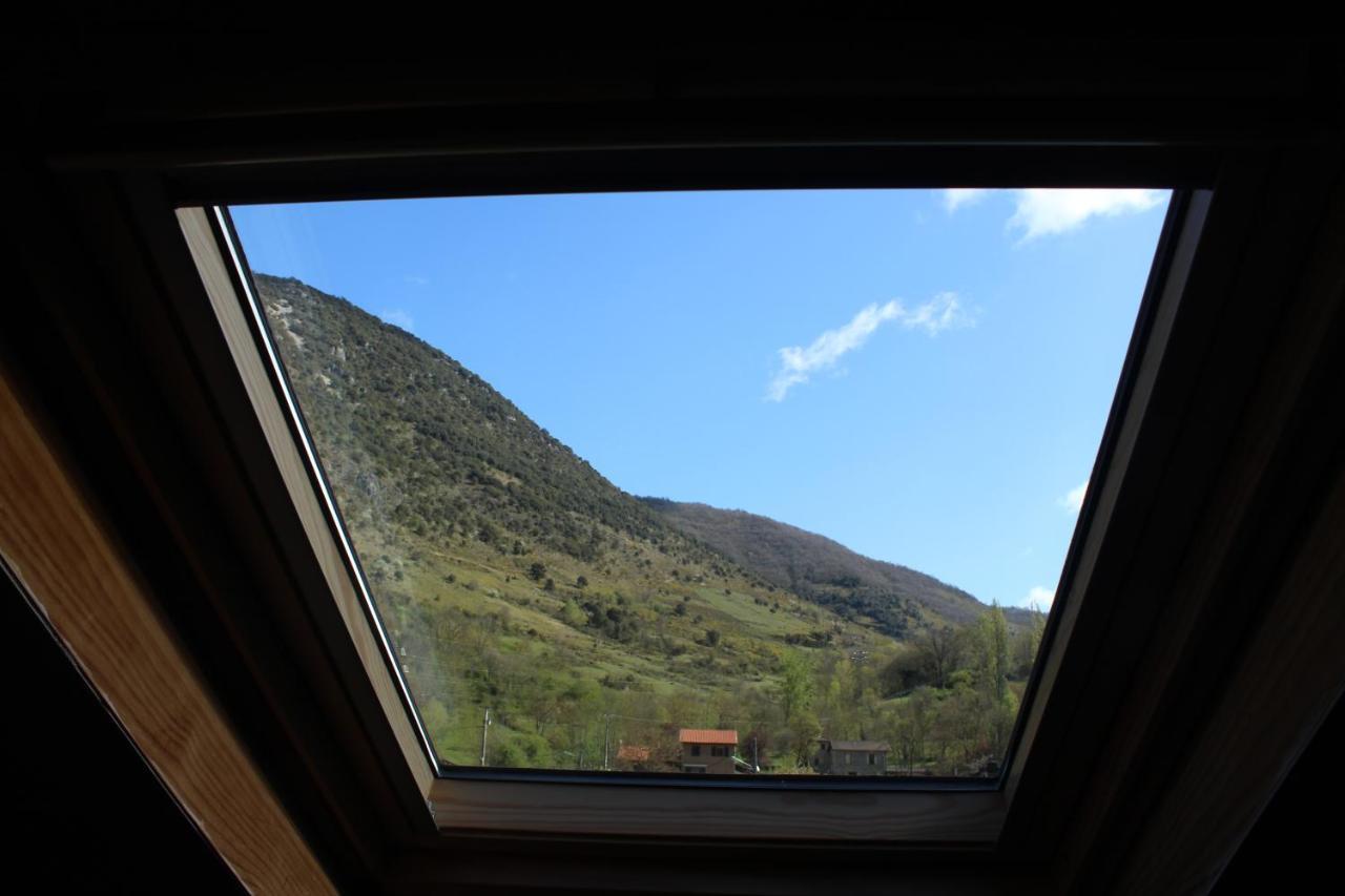 Maison de charme calme entourée de montagne Ussat Esterno foto