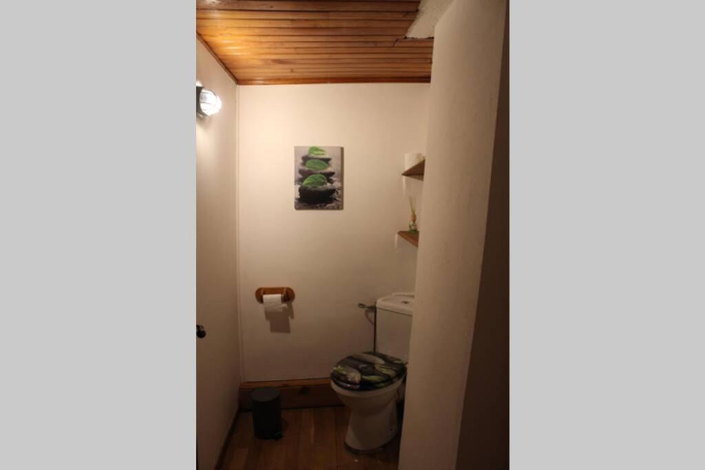 Maison de charme calme entourée de montagne Ussat Esterno foto