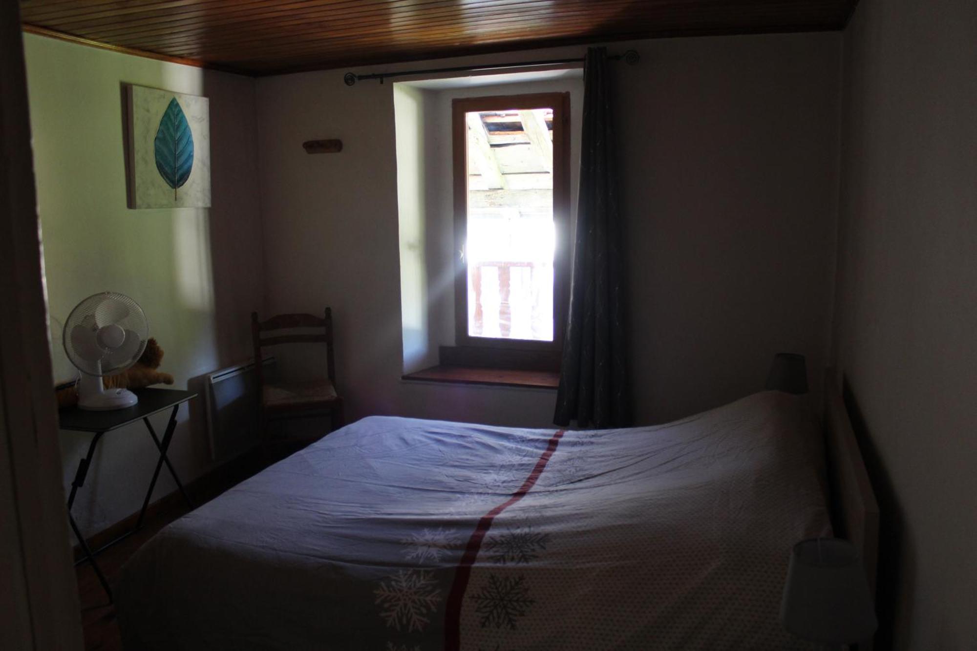 Maison de charme calme entourée de montagne Ussat Esterno foto