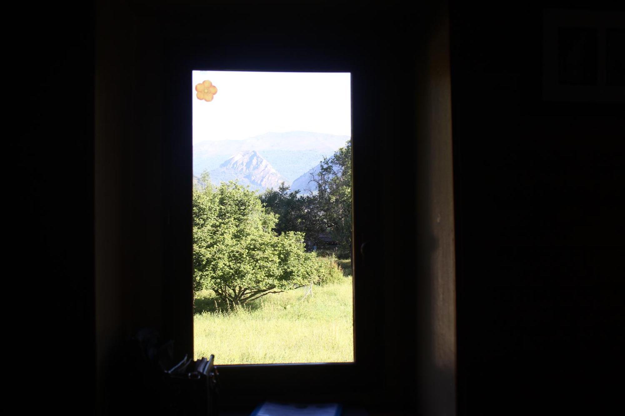 Maison de charme calme entourée de montagne Ussat Esterno foto
