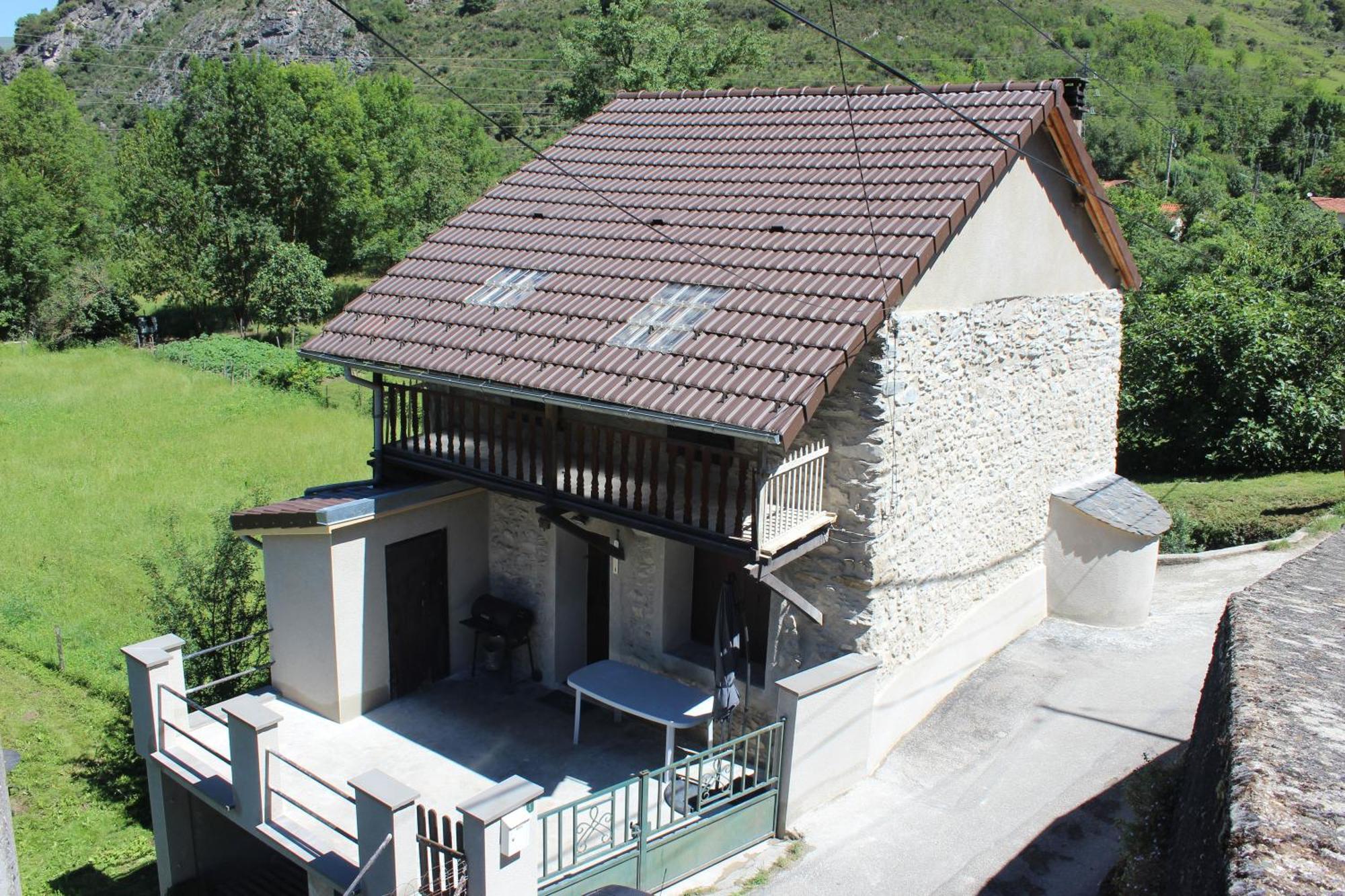 Maison de charme calme entourée de montagne Ussat Esterno foto